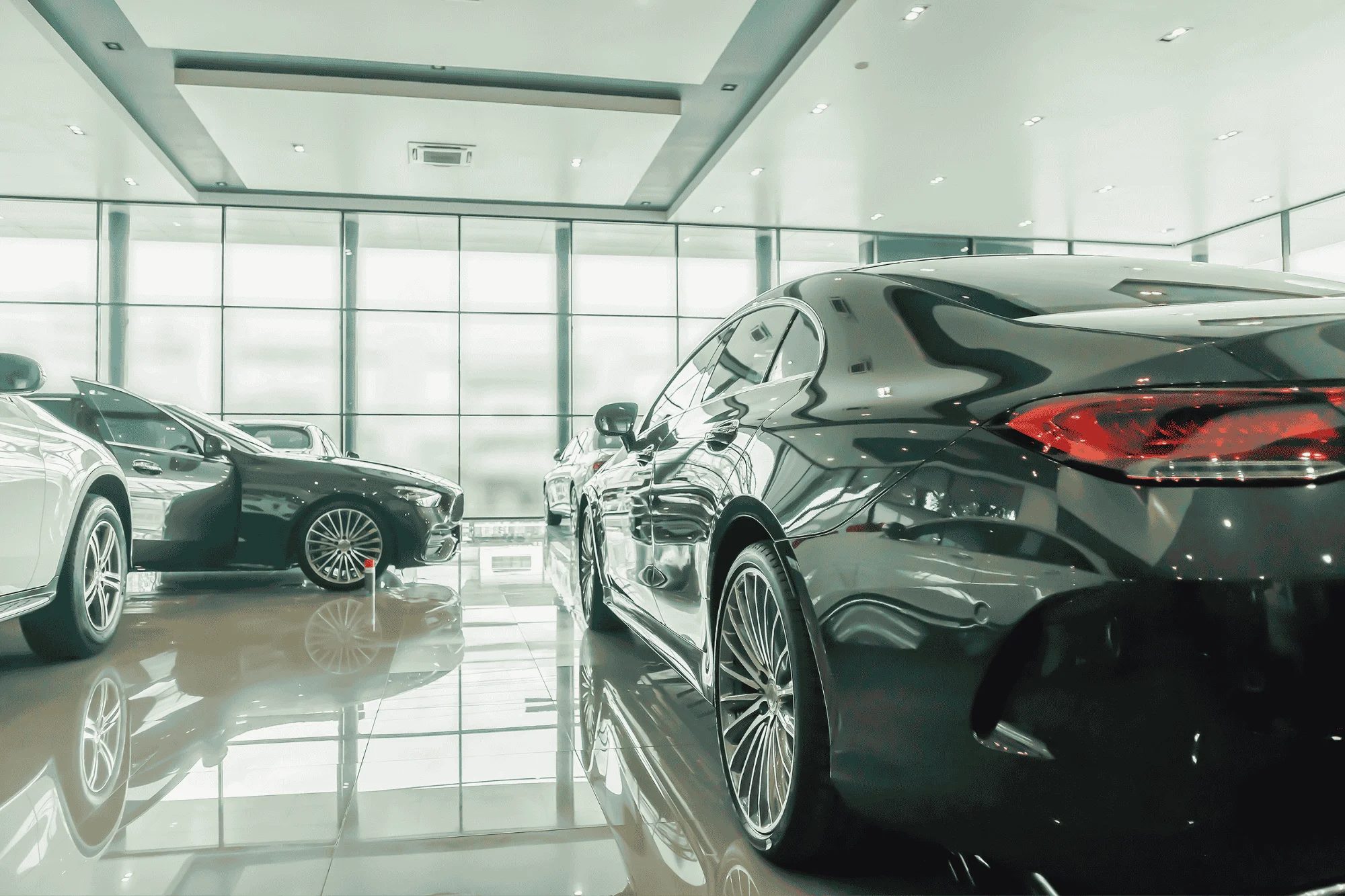 Mașini noi în showroom pe PLUS-AUTO.RO